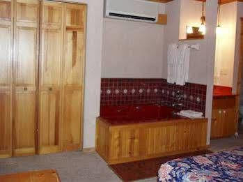 High Village Breezy Point Экстерьер фото
